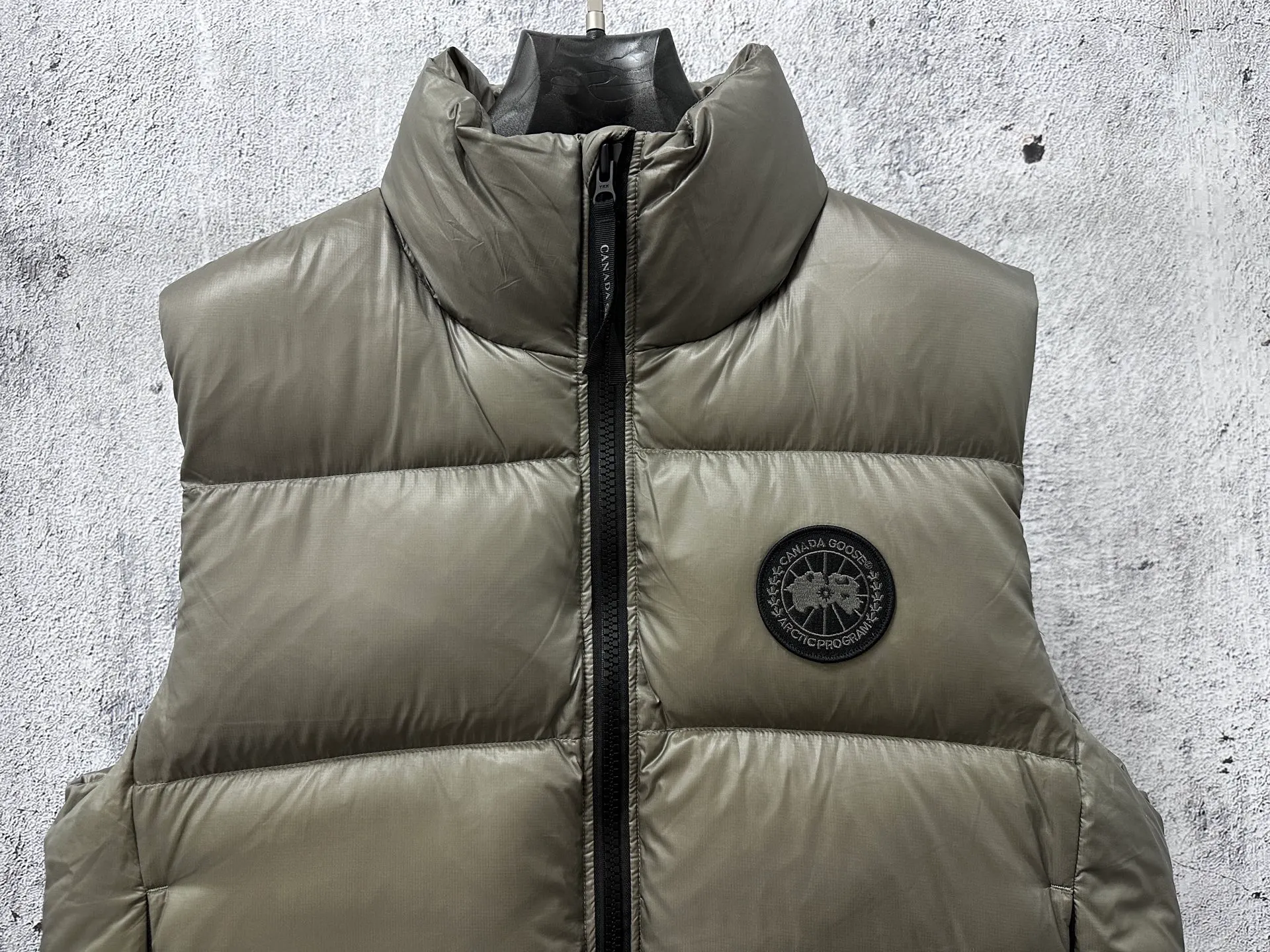 P560 [Canada Goose] Big Goose🦢Puff Down Vest has always been recognized as the warmest down jacket. Various Instagram celebrities, Internet celebrities, and celebrities often wear it for street photos. I make Canada Goose every year, but I still can't get rid of my love for it. No matter how cold the days are, there is no need to be afraid, because there is! Filled with 90% white duck down, it is the legendary warmest down jacket and is known as a must-have for Arctic outdoor sports! The most popular down jacket in the world, celebrities are rushing to buy it, it is a must-have! Size: XS-XL